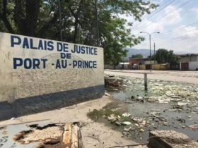 Les bandits brûlent des documents d’archives au palais de justice de Port-au-Prince