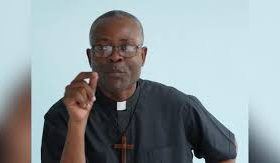 Mandat d’amener contre le père Jean Mardoché Vil dans le dossier de trafic d’armes de l’Église épiscopale d’Haïti