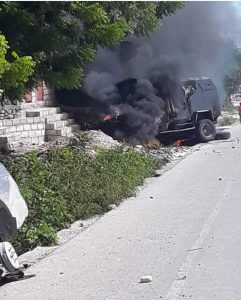Des bandits armés incendient un véhicule blindé de la PNH à Canaan