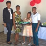 L'organisation caritative Agir pour Construire distribue des kits scolaires à des enfants de Carrefour-Feuilles