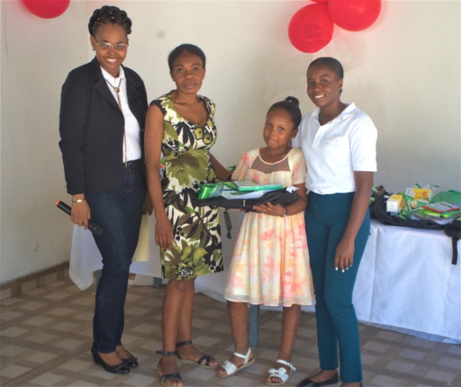 L'organisation caritative Agir pour Construire distribue des kits scolaires à des enfants de Carrefour-Feuilles