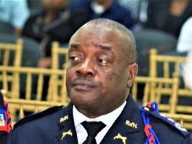 Des bandits incendient la résidence du chef de la Police Nationale d'Haïti